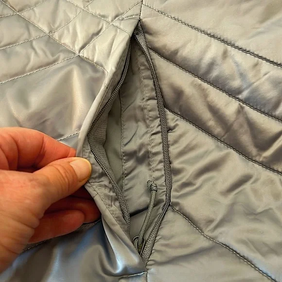 North Face NF0A2TDS Aconcagua 550 Goose Down Vest Women’s Medium Gray
B - Picture 11 of 15